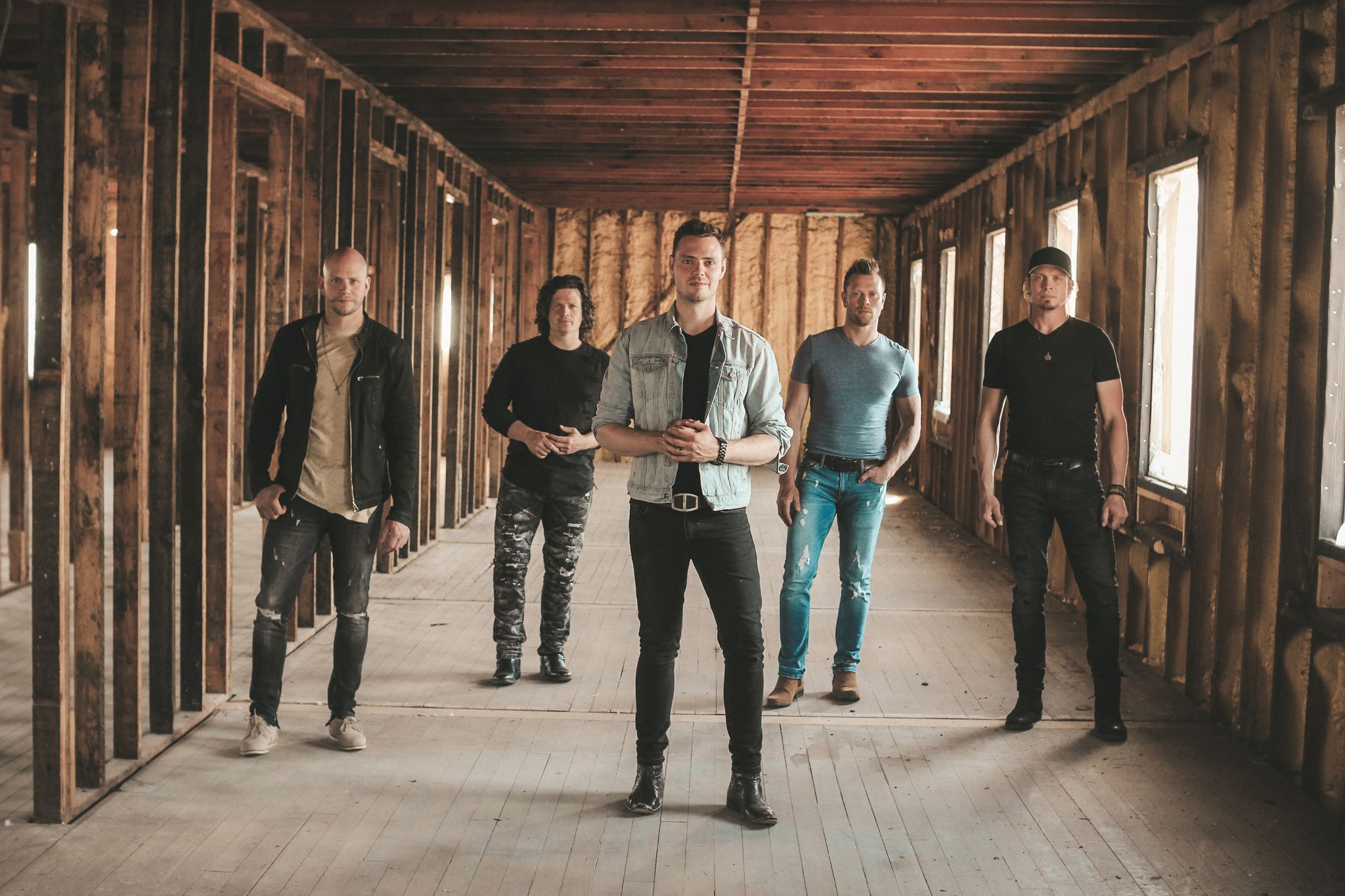 HUNTER BROTHERS RELEASE TIMELY, ANTHEMIC SUMMERTIME SINGLE “PEACE, LOVE & COUNTRY MUSIC”